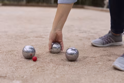 Petanque kugler der ligger ob bliver sammlet op